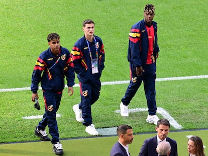 Lamine Yamal, Pedri y Nico Williams se dirigen al vestuario tras inspeccionar el césped del estadio olímpico de Berlín. 