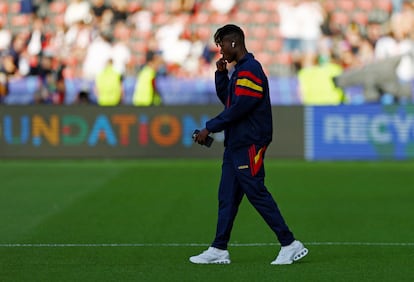 Nico Williams, concentrado en el césped del estadio de Berlín. 