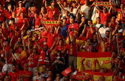 Aficionados españoles, en la grada del estadio olímpico de Berlín. 