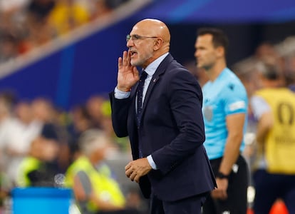 El seleccionador español, Luis de la Fuente, da instrucciones a sus jugadores desde la banda. 