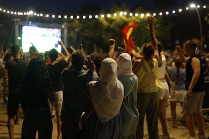 Aficionados siguen la final entre España e Inglaterra en Mataró.