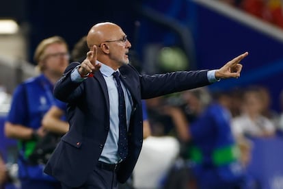 El técnico de la selección española, Luis de la Fuente, durante el partido ante la selección francesa, este martes en Múnich.
