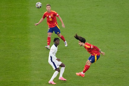 Marc Cucurella despeja de cabeza en presencia de Kyle Walker. 