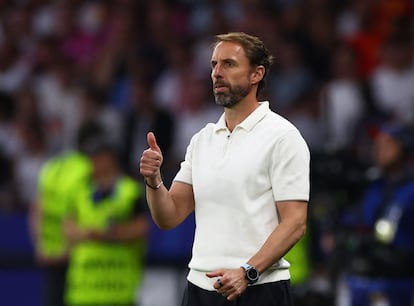 El seleccionador inglés, Gareth Southgate, da instrucciones desde la banda. 