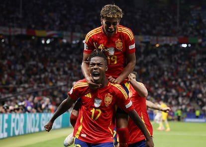 Nico Williams y Lamine Yamal celebran el primer gol de España.