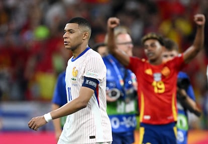 Kylian Mbappe, tras la eliminación de Francia. En segundo término, Lamine Yamal celebra el paso de España a la final. 