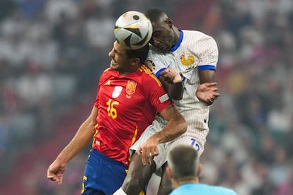  Rodri y Randal Kolo Muani pugnan por el balón. 