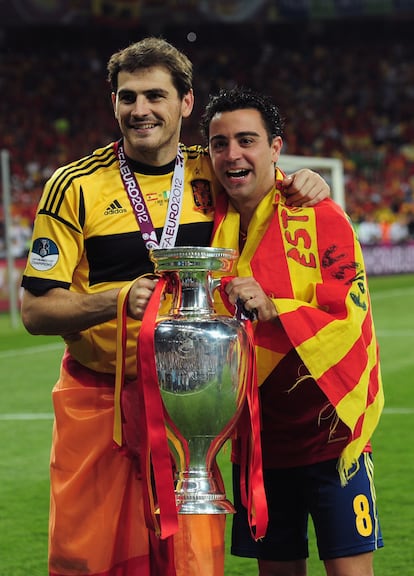 Iker Casillas y Xavi Hernández celebran la victoria en la final de 2012 en Kiev (Ucrania).