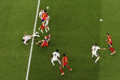  Robin Le Normand, John Stones y Luke Shaw, pelean por el balón. 