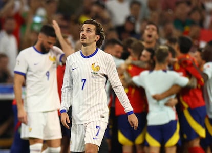 Un derrotado Antoine Griezmann, tras caer Francia elimada de la Eurocopa; detrás, euforia de los jugadores españoles. 