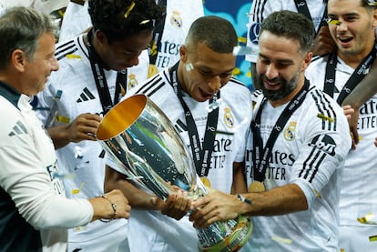 El delantero del Real Madrid Kylian Mbappé, con el trofeo de campeones tras la disputa de la Supercopa de Europa de fútbol que Real Madrid y Atalanta jugaron este miércoles en el Estadio Nacional de Polonia, en Varsovia.