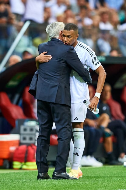 Carlo Ancelotti, entrenador del Real Madrid se abraza a Kylian Mbappé tras proclamarse campeones de la Supercopa de Europa .