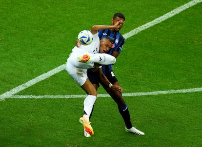  Kylian Mbappé del Real Madrid y Isak Hien del Atalanta luchan por el control de un balón.