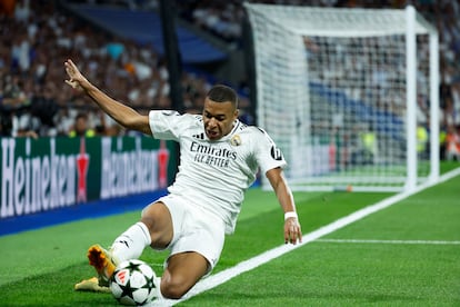 Kylian Mbappé, intenta controlar el balón antes de que salga por la linea de fondo.