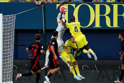 Ter Stegen salta a por un balón en la acción en la que cayó lesionado.