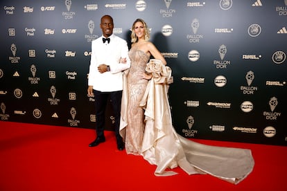 Los presentadores de la gala, Didier Drogba y Sandy Heribert, posan en el photocall, este lunes en París.