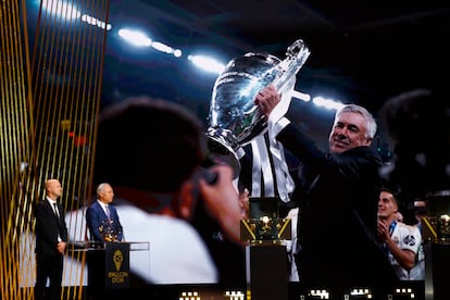 Jordi Cruyff y Hristo Stoichkov presentan al entrenador del Real Madrid Carlo Ancelotti tras ganar el premio al mejor entrenador masculino del año.