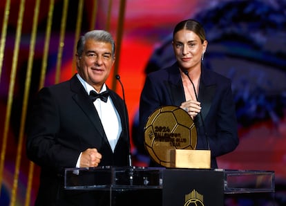 El presidente del FC Barcelona, Joan Laporta y la jugadora Alexia Putellas, recogen el premio al mejor equipo femenino del año, este lunes durante la gala del Balón de Oro.