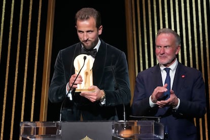 El jugador de Inglaterra y el Bayern DdeMunich Harry Kane, recibe el Trofeo Gerd Muller de manos de Karl-Heinz Rummenigge, un premio que empató con el francés del Real Madrid Kylian Mbappé, que no asistió a la ceremonia.