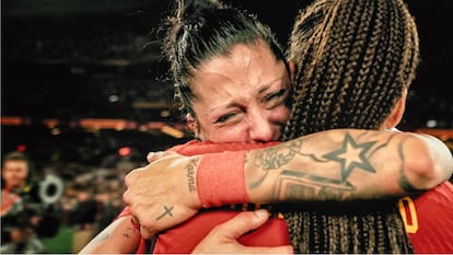 Jenni Hermoso se abraza con Salma Paralluelo tras ganar el Mundial en Sídney en agosto de 2023.