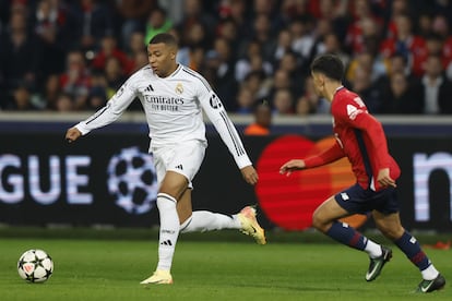 Kylian Mbappé, defendido por el jugador del Lille Osame Sahraoui.
