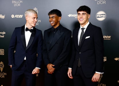 Los jugadores del FC Barcelona Dani Olmo, Lamine Yamal y Pau Cubarsí, a su llegada a la gala del Balón de Oro, este lunes.