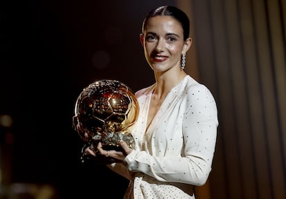 Aitana Bonmati gana el Balón de Oro Femenino 2024 en la ceremonia de entrega del trofeo en el Teatro du Chatelet en París, Francia.