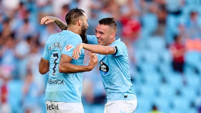 Borja Iglesias (izquierda) y Iago Aspas se abrazan en Balaídos (Vigo) el pasado 16 de agosto tras la victoria ante el Alavés en Liga.