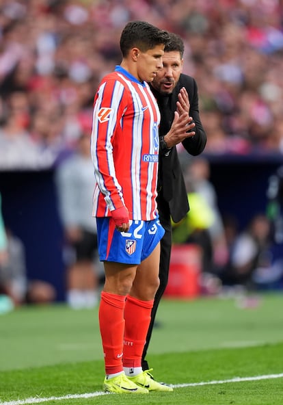 Giuliano Simeone recibe instrucciones de su padre.