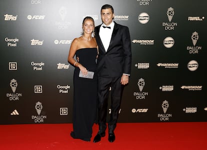 Rodri y su pareja Laura Iglesias posan a su llegada a la ceremonia del Balón de Oro, este lunes.
