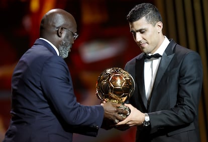 El centrocampista del Manchester City y de la selección española Rodrigo recibe el Balón de Oro 2024 de manos del expresidente de Liberia y exjugador George Weah.