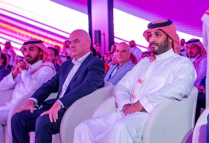 El príncipe heredero de Arabia Saudí, Mohamed Bin Salmán (derecha), con el presidente de la FIFA, Gianni Infantino, y el príncipe y ministro de Deportes saudí, Abdul Aziz Bin Turki Al Faisal, el 23 de octubre del año pasado en Riad.