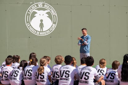 César Azpilicueta durante la charla sobre acoso escolar en el Colegio Federico García Lorca de Boadilla del Monte, Madrid, el pasado jueves 10 de octubre.