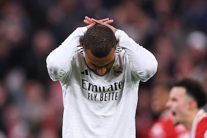 Mbappé se lamenta tras el penalti fallado en Anfield.