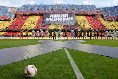 Minuto de silencio por las víctimas de la dana antes del partido de la jornada 14 de Liga que disputan el Valencia CF y el Real Betis este sábado en el estadio de Mestalla. EFE