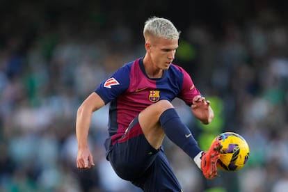 Dani Olmo, durante un partido ante el Sevilla celebrado en el estadio Benito Villamarín, el 7 de diciembre de 2024. 