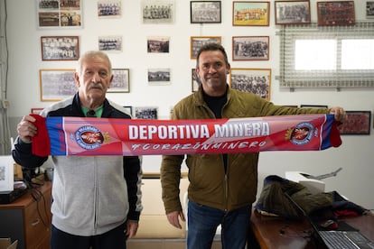 El presidente de honor de la Minera, Bienvenido Gallego, (izquierda) y el presidente, José Blaya, posan juntos en las oficinas del club.