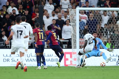 Alejandro Balde del Barcelona marca el cuarto gol de su equipo.