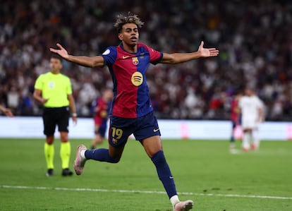 Lamine Yamal, del Barcelona, celebra el primer gol de su equipo.