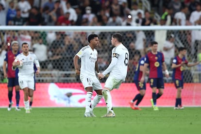 Rodrygo celebra con Federico Valverde el segundo gol para el Real Madrid.