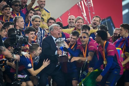 El presidente del FC Barcelona, Joan Laporta, sostiene el trofeo de campeón de la Supercopa de España.