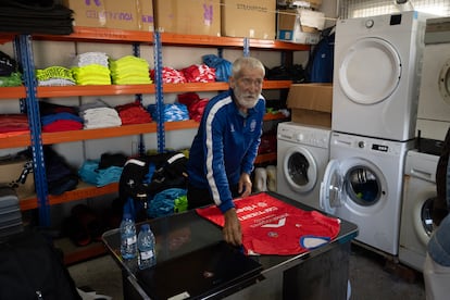 El utillero del club, Juan Antonio Martínez, prepara las camisetas para el encuentro de Copa del Rey entre la Minera y el Real Madrid.