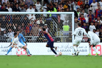 Lamine Yamal, del FC Barcelona, coloca en el marcador el 1-1 ante el Real Madrid.